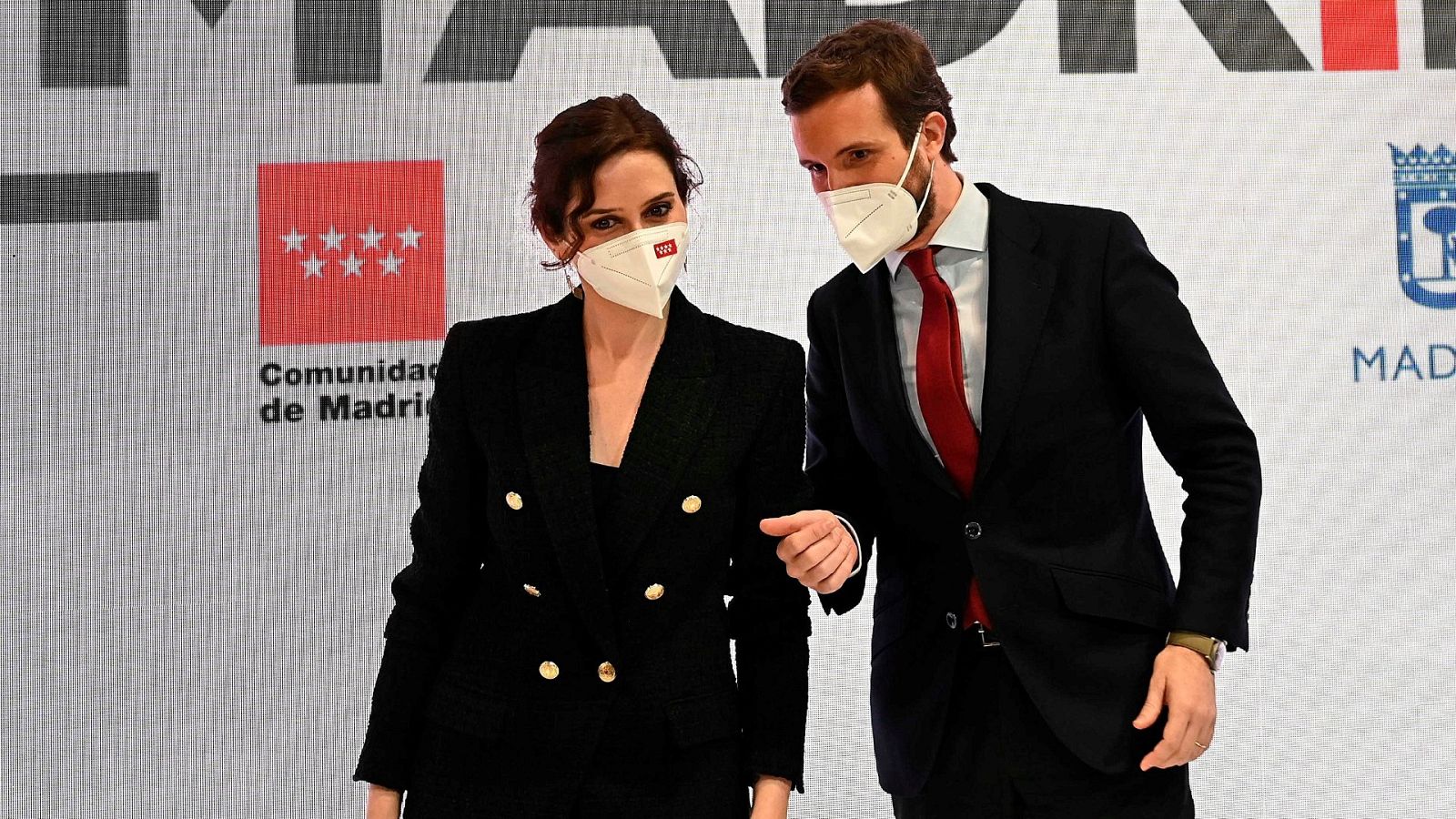 El presidente del Partido Popular, Pablo Casado, conversa con la presidenta de la Comunidad de Madrid, Isabel Díaz Ayuso