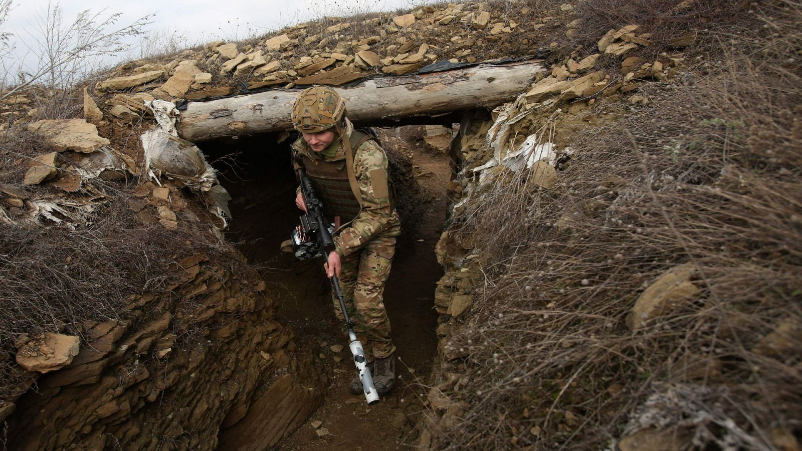 Un militar en una trinchera en la zona del Donbás