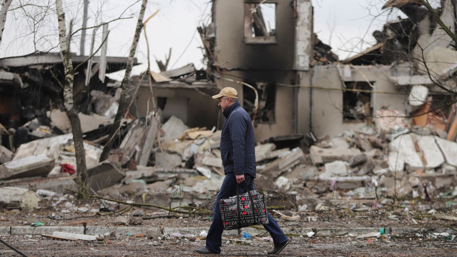 Un hombre camina entre ruinas en Kiev