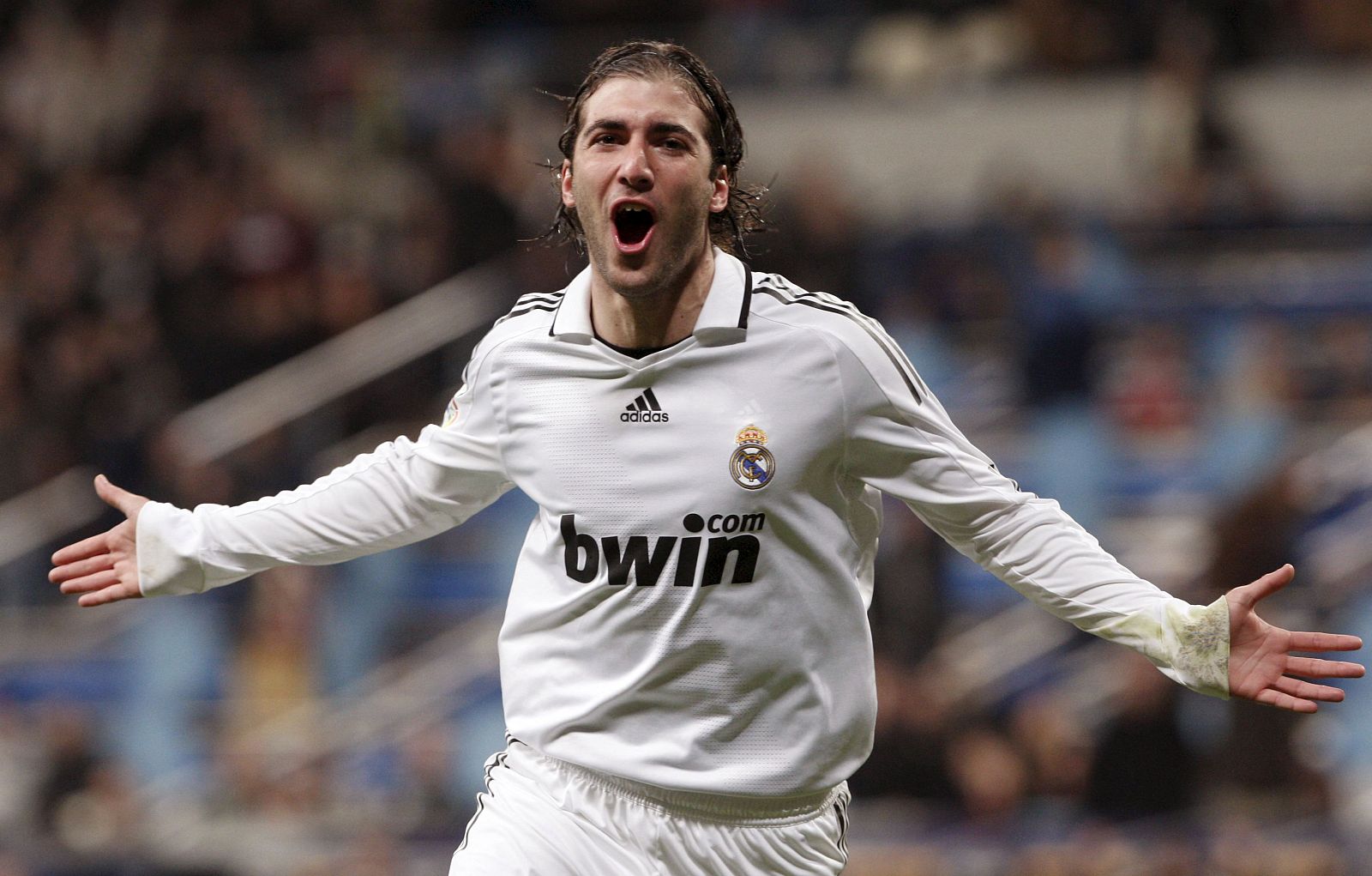 Higuaín celebra su gol ante el Racing de Santander