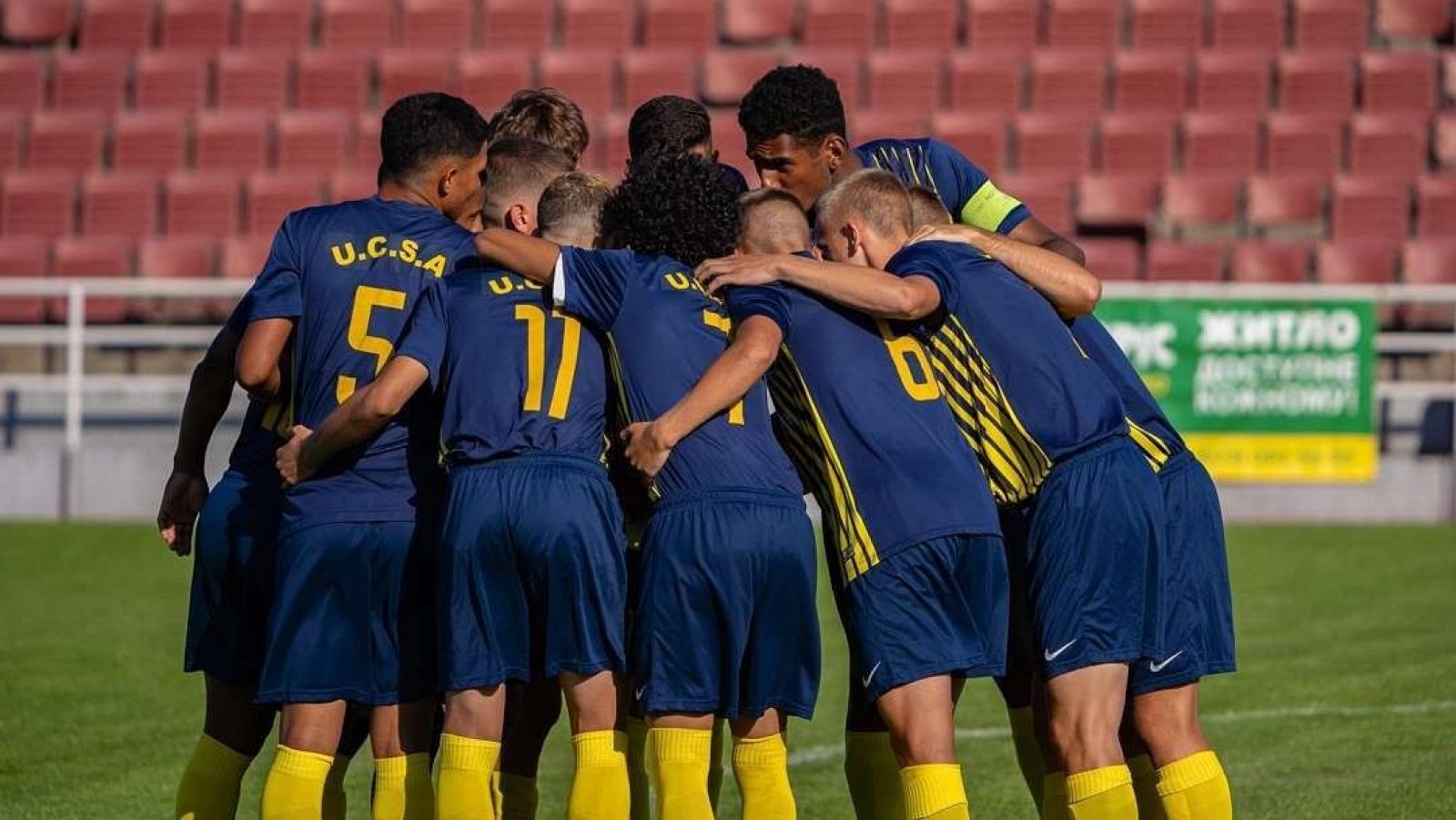 R. K. con sus compañeros del equipo de fútbol ucraniano