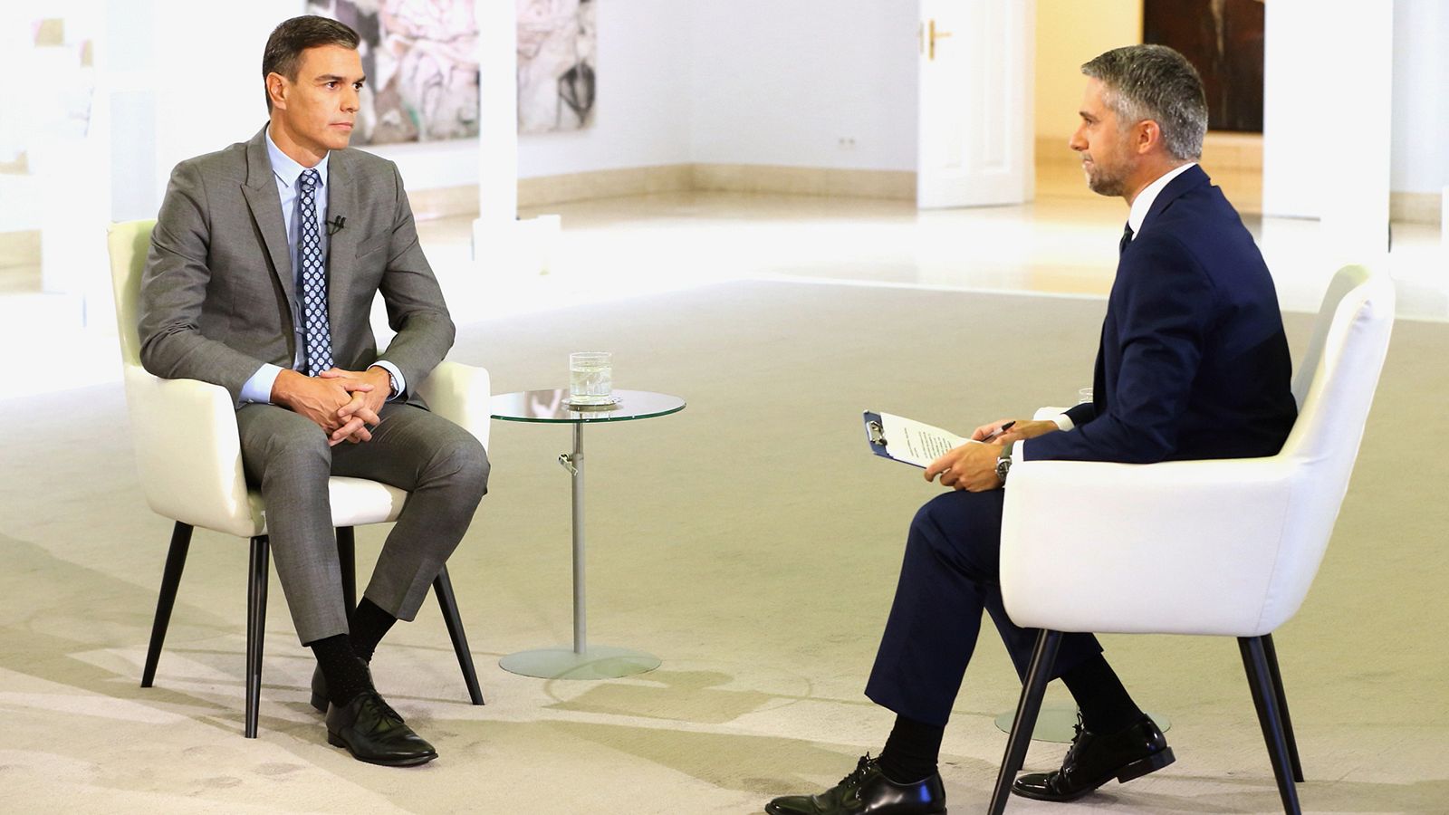 Pedro Sánchez y Carlos Franganilllo en la última entrevista mantenida en el Palacio de la Moncloa