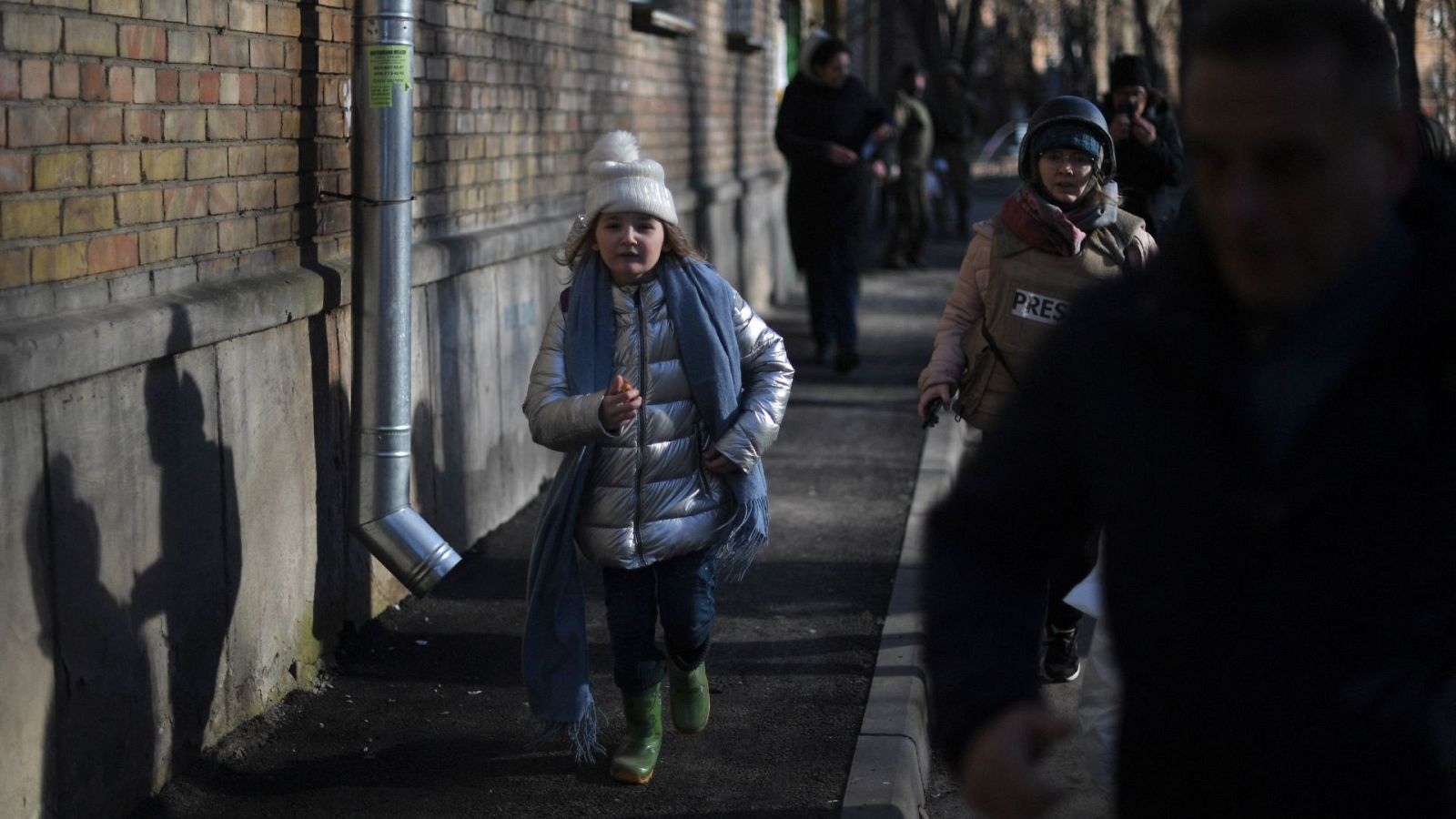 Varias personas corren hacia un refugio en Kiev