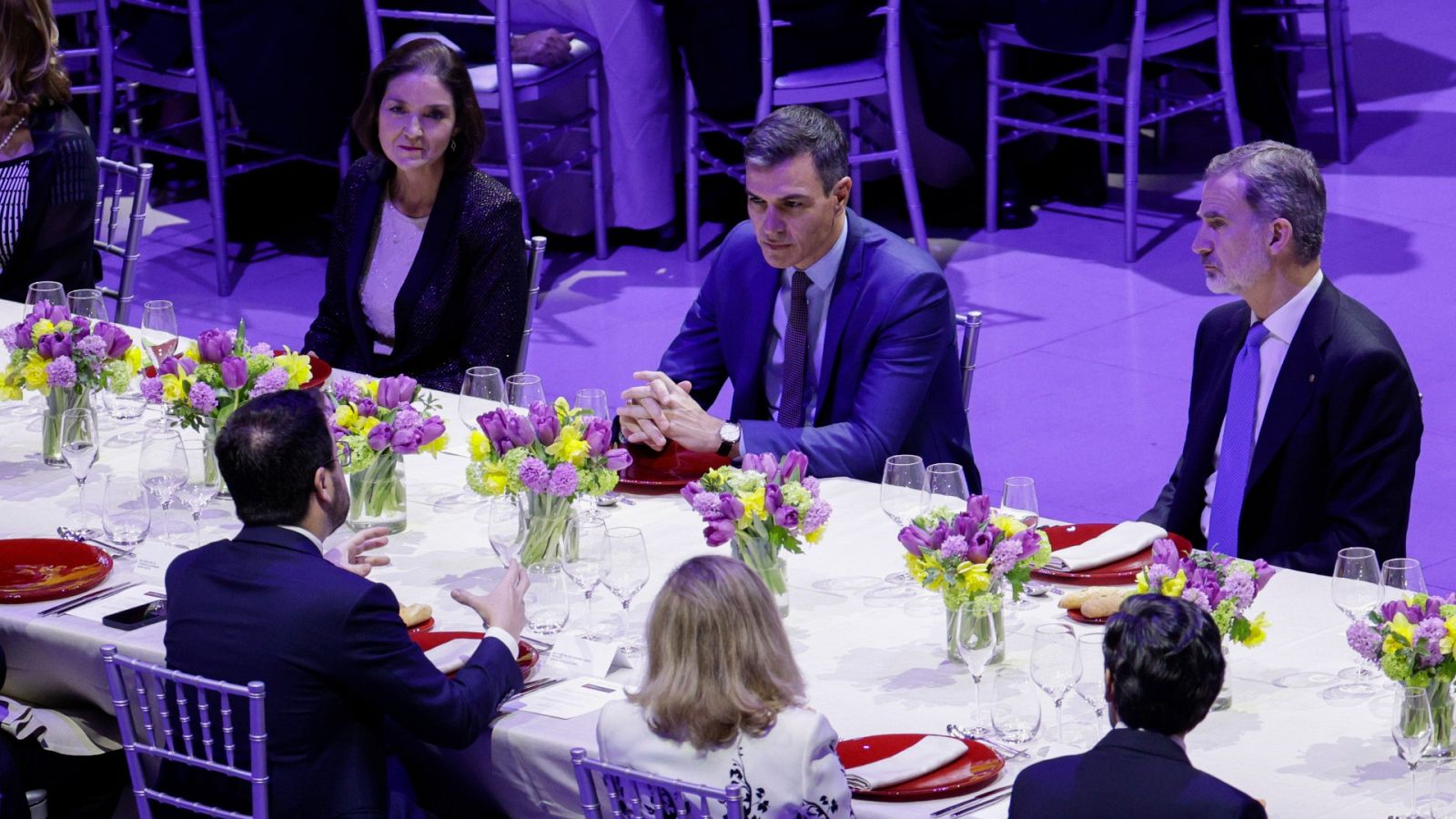 El rey junto al presidente del Gobierno y la ministra de Industria, Comercio y Turismo en la cena inaugural del MWC