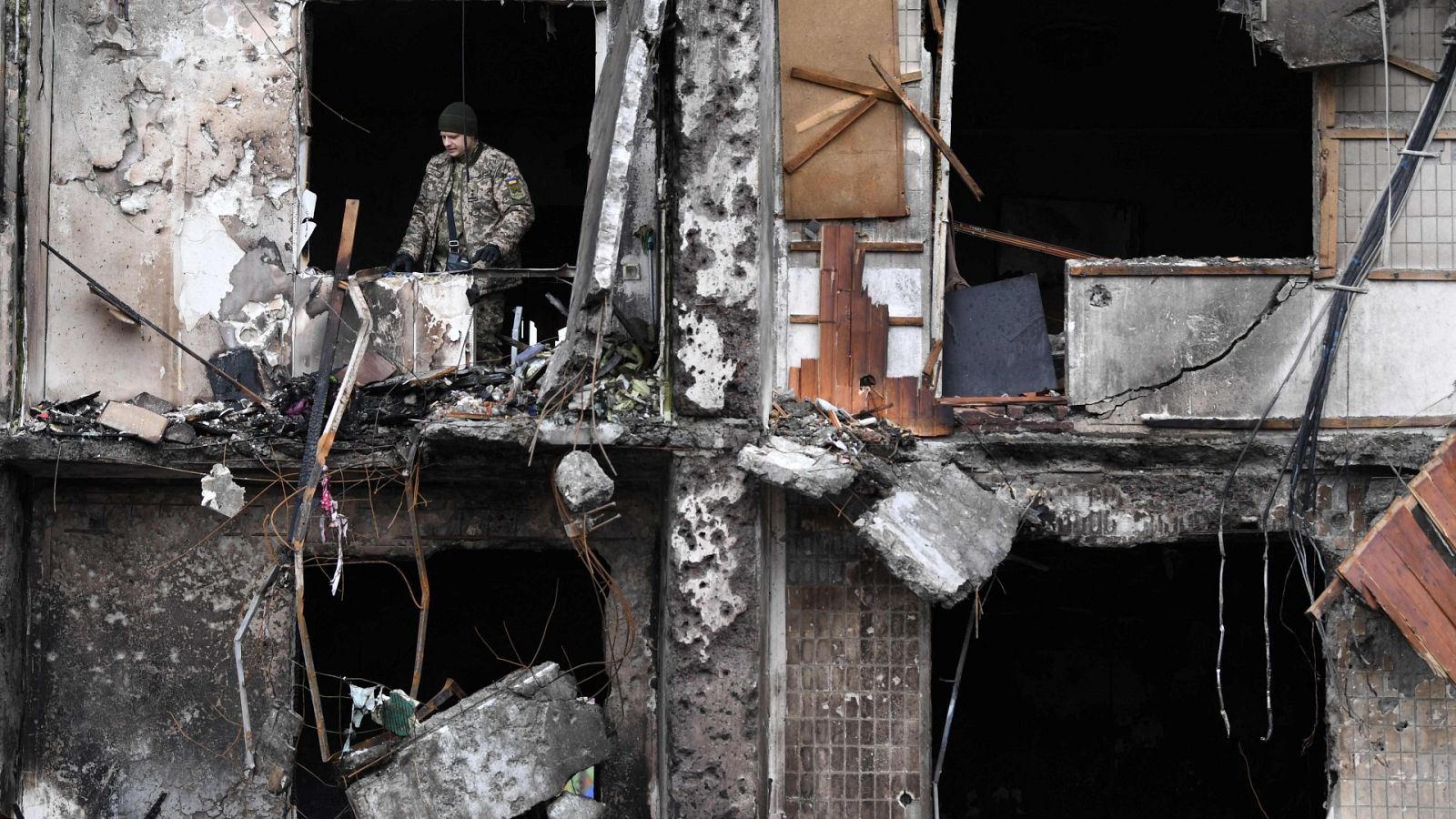 Un edificio residencial dañado en la calle Koshytsa, Kiev