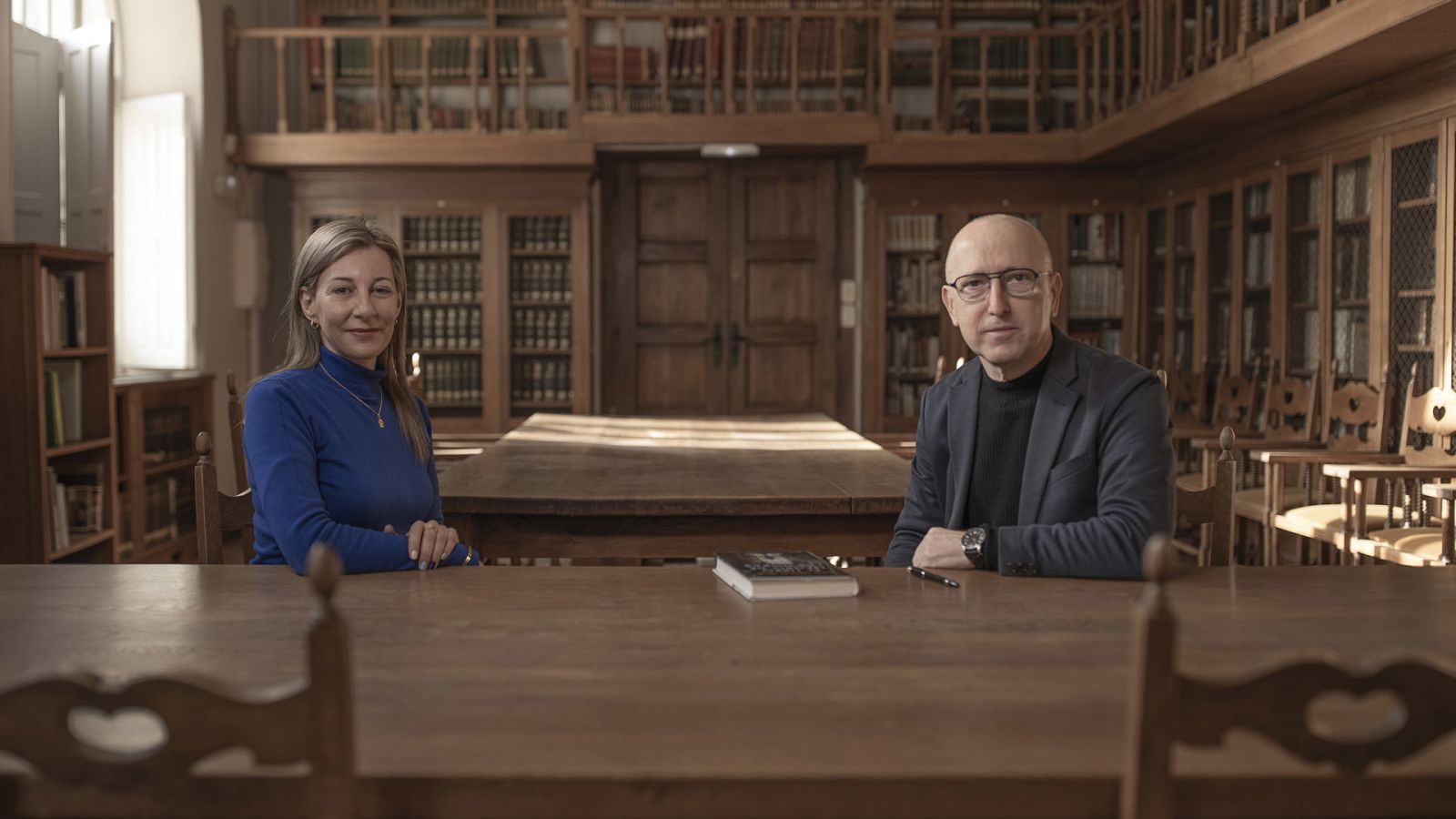 La escritora Eva García Sáenz de Urturi con Óscar López