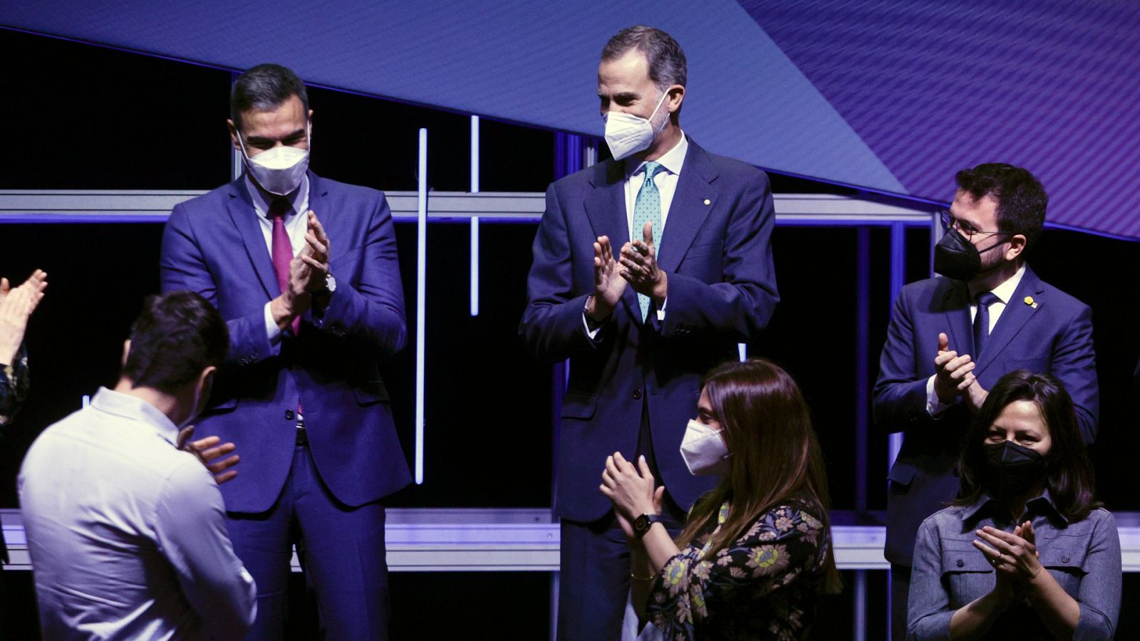 El rey Felipe VI junto con el presidente del Gobierno, Pedro Sánchez (i), y el de la Generalitat, Pere Aragonès, durante la inauguración del Mobile World Congress de Barcelona
