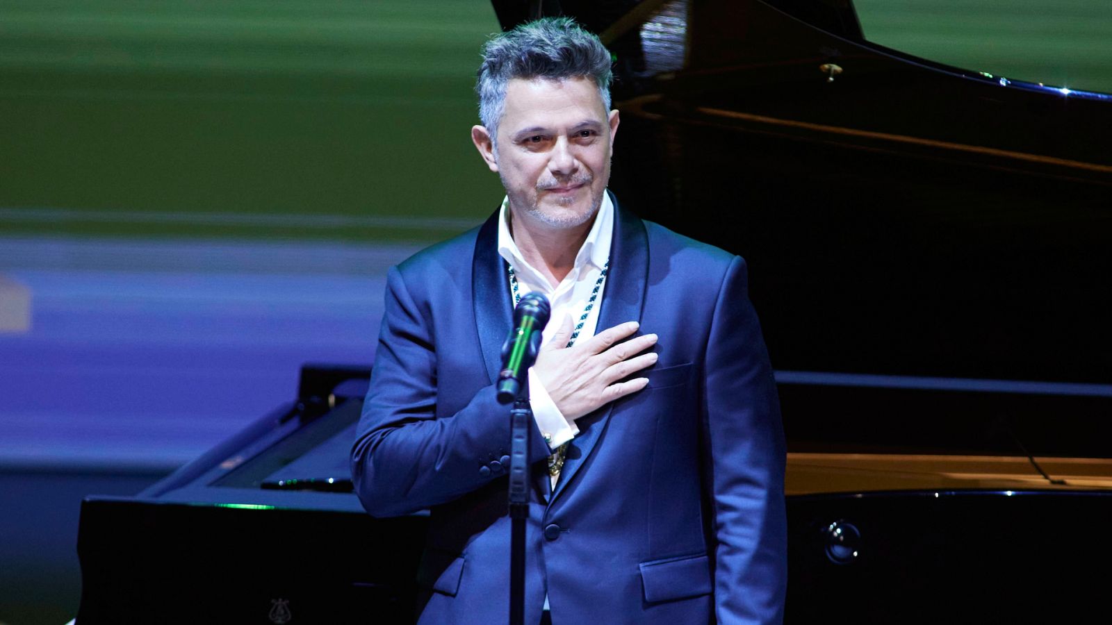 Alejandro Sanz interpreta el Himno de Andalucía durante el acto de entrega de Medallas de Andalucía 2022