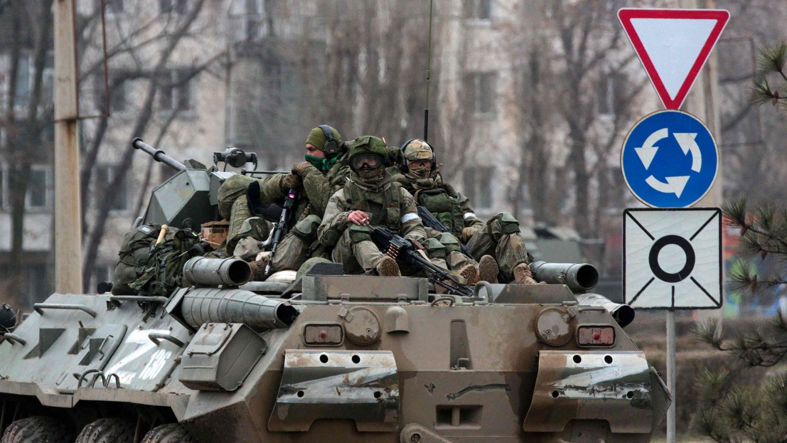 Militares montan encima de un vehículo blindado ruso en Armyansk, Crimea