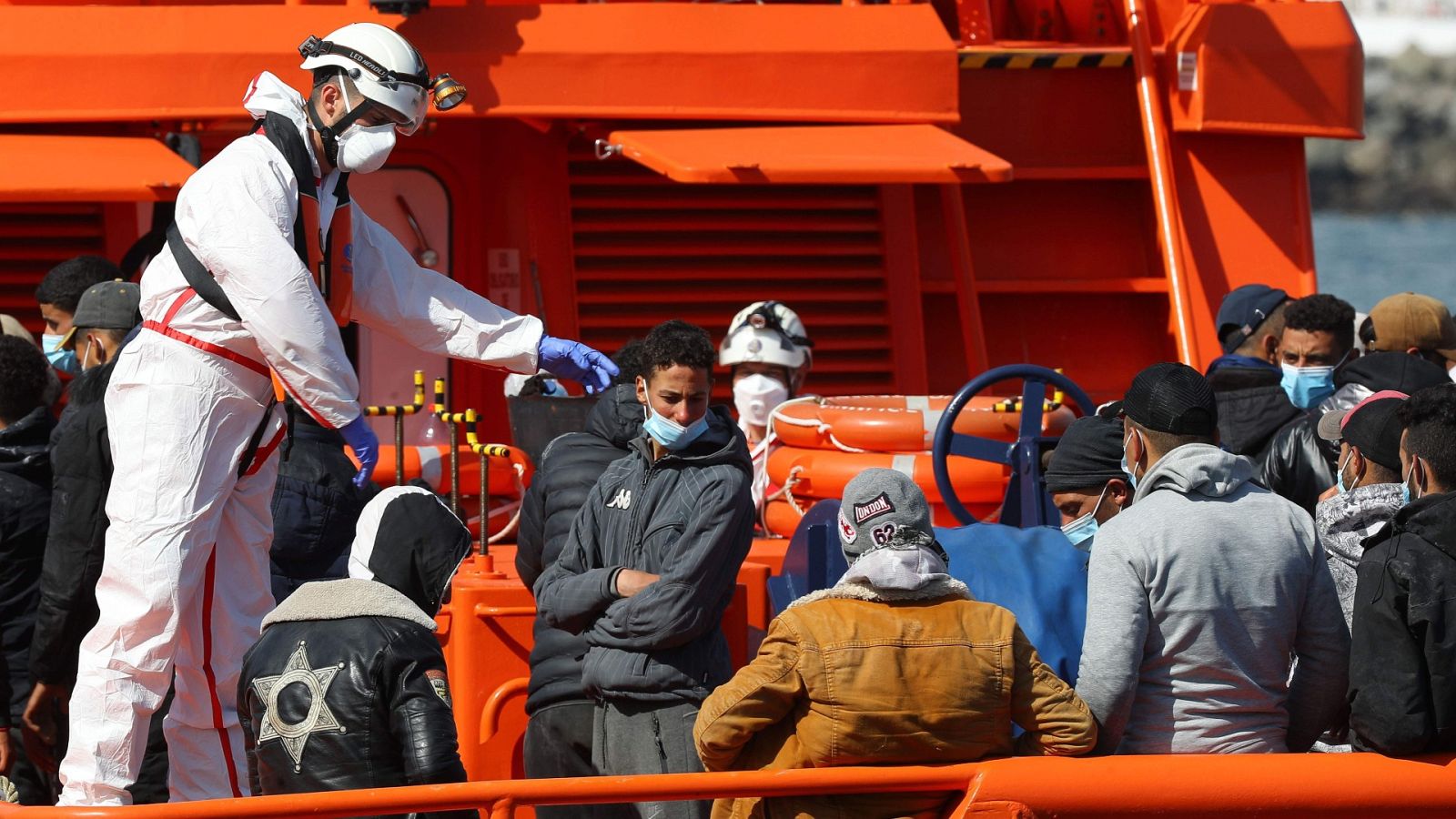 Salvamento marítimo atiende a un grupo de migrantes que acaban de llegar a Canarias
