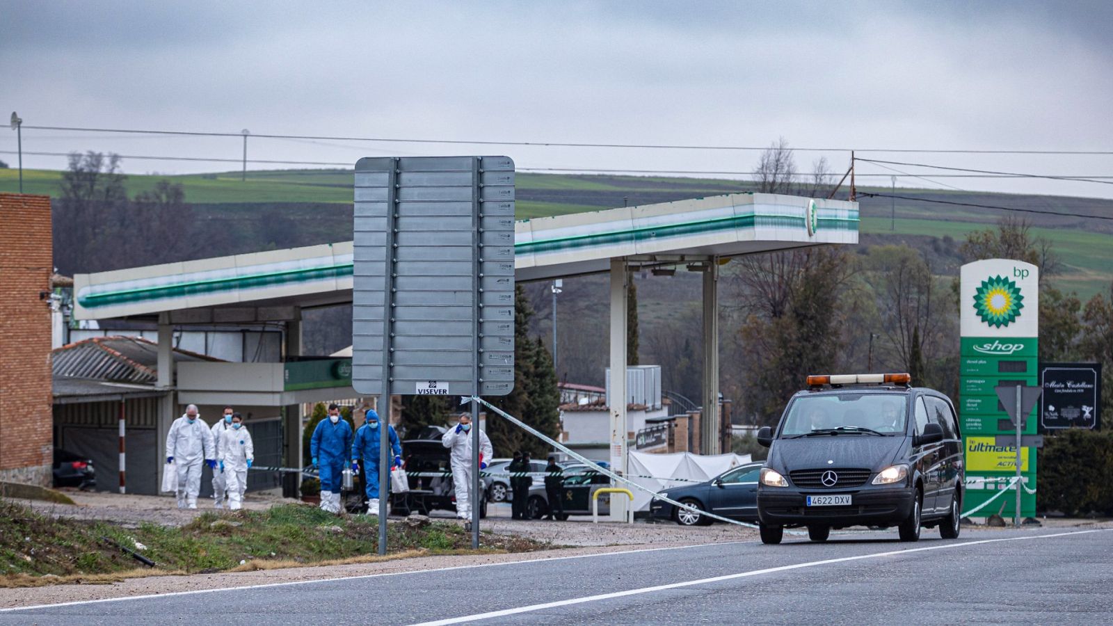 Efectivos de la Policía Judicial de la Guardia Civil, en el área de servicio en la A-5 a la altura de la localidad de Maqueda