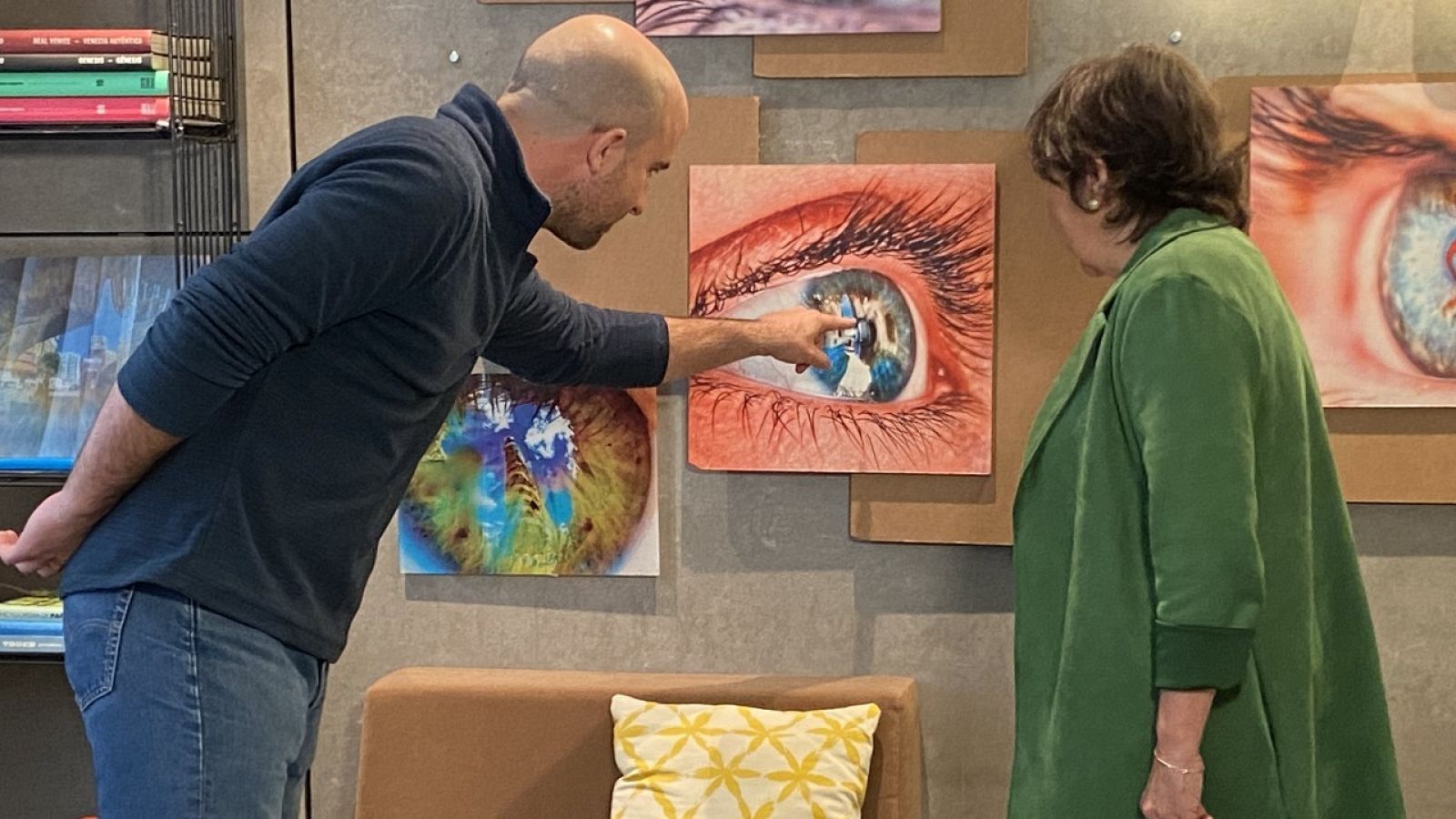 La artista Teresa Ordás y el presidente de CONI, Alejandro Sebastián.