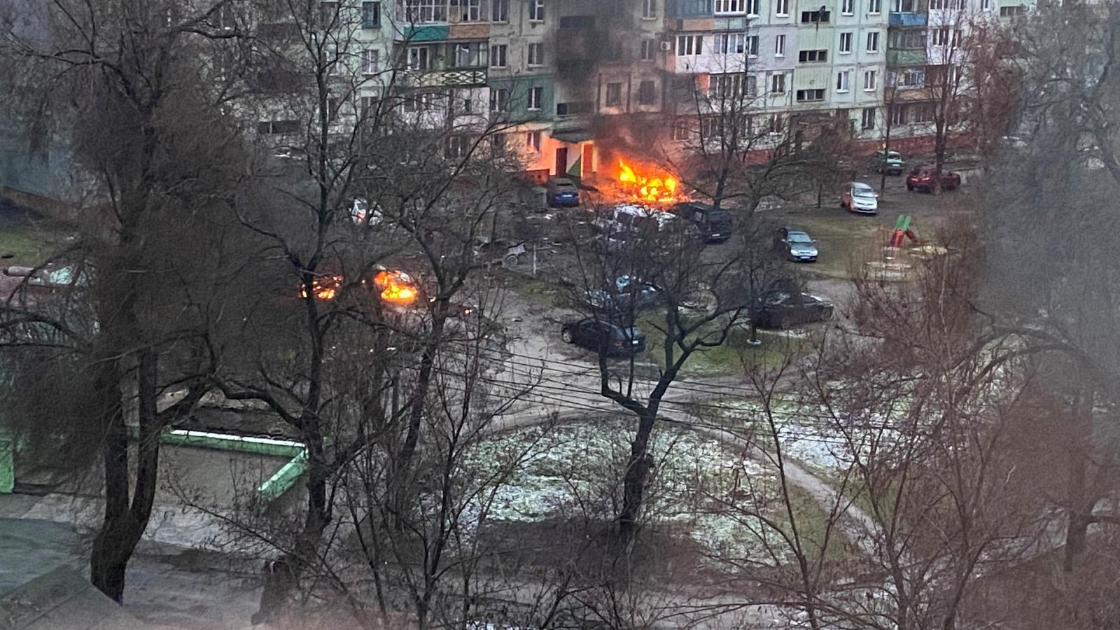 Imagen de un incendio en la ciudad asediada de Mariúpol