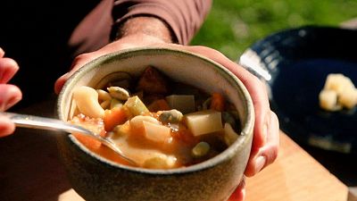 C�mo hacer una sopa minestrone con yema de huevo y soja