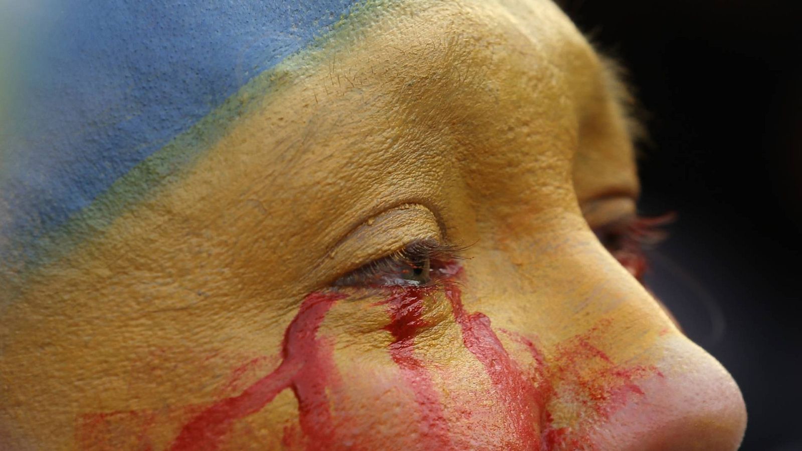 Detall de la cara d'una manifestant ucraïnesa a Bangkok