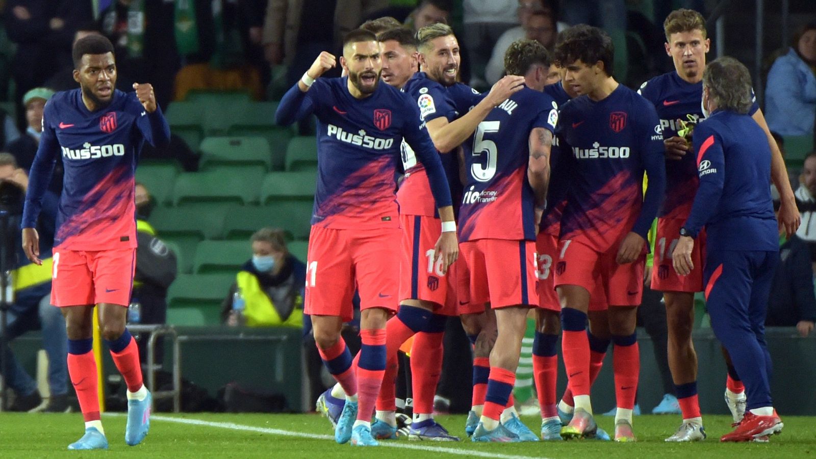 Los jugadores del Atlético felicitan a Joao Félix por su segundo gol ante el Betis.