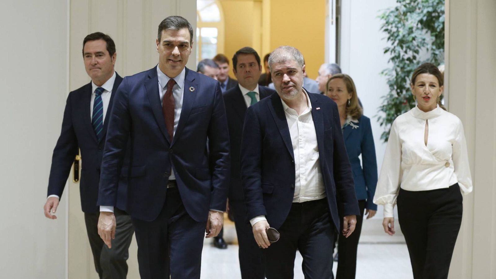 Miembros del Gobierno junto a los líderes de las patronales y los sindicatos en una imagen de archivo