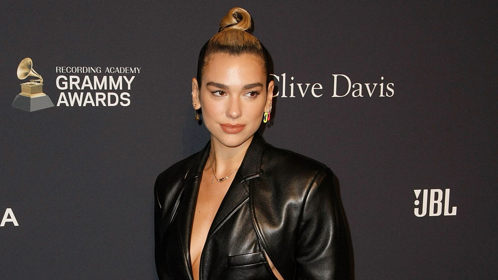 La cantante inglesa Dua Lipa asiste a la gala previa de los Grammy 2020