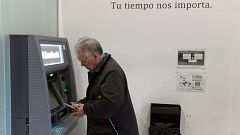 Desconexión digital: la revuelta de los mayores contra la banca se extiende ahora a la Sanidad