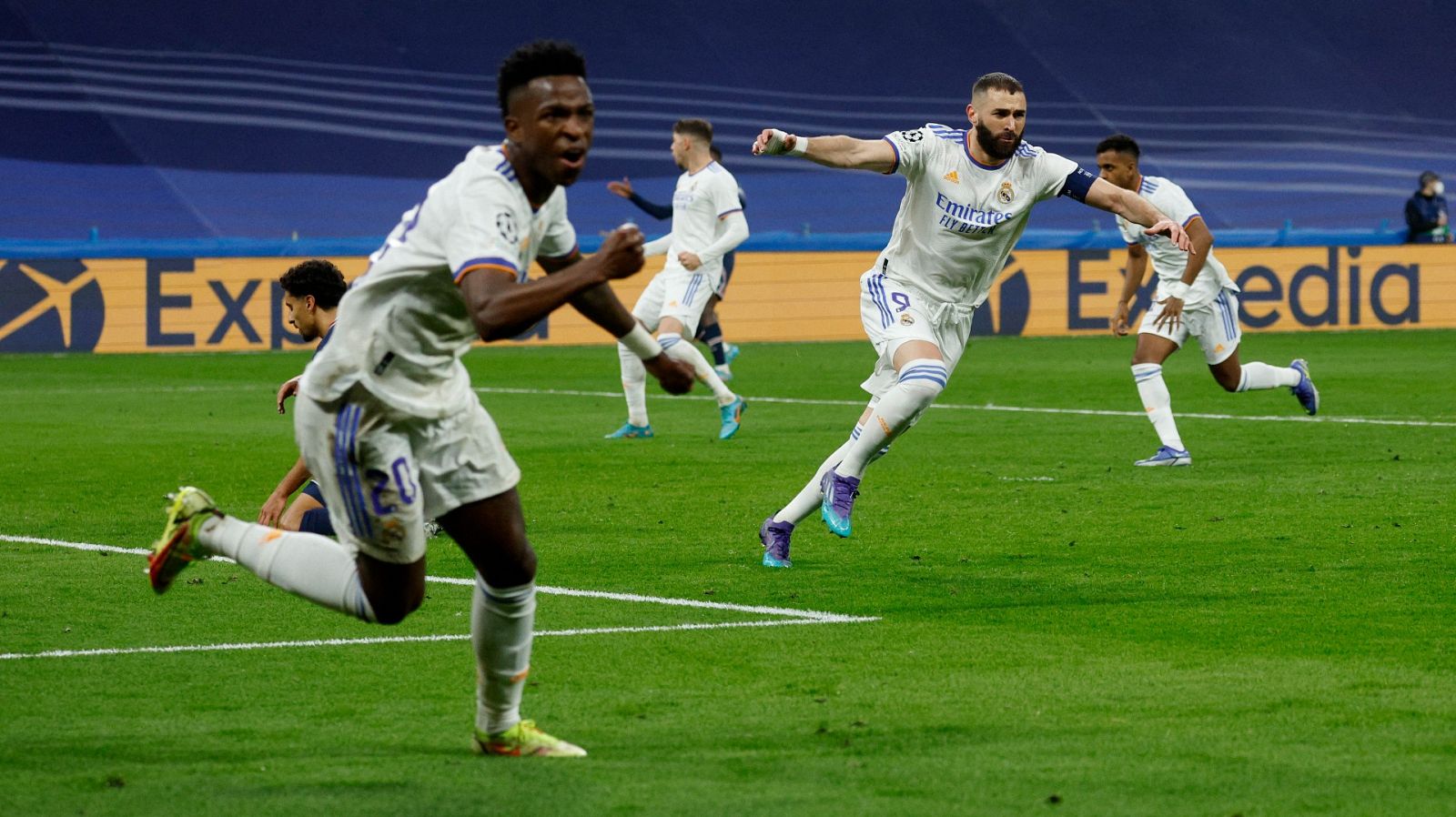 Benzema celebra el tercer tanto