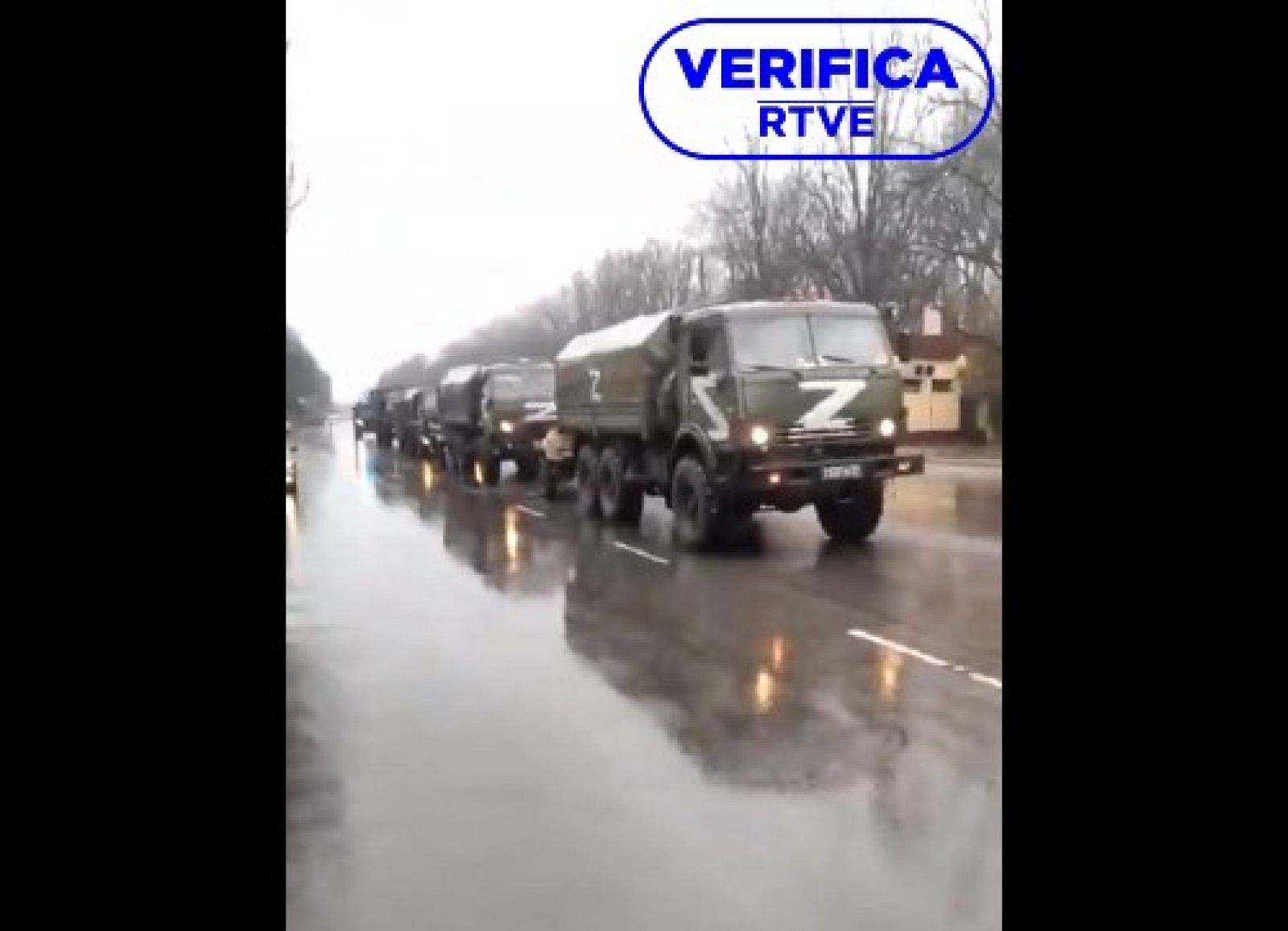 Vehículos militares rusos con la marca de la zeta blanca desplegados en Ucrania