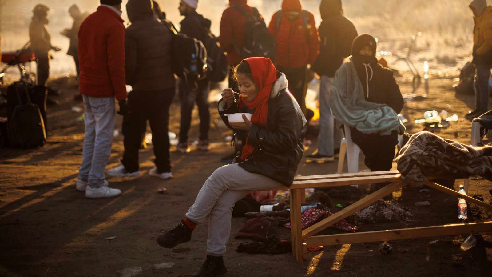 Varios refugiados, en su mayoría de nacionalidad no ucraniana, tratan de combatir el frío en la frontera polaca