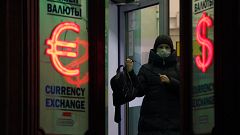 El Banco Central de Rusia limita en 10.000 dólares la retirada de divisas extranjeras hasta el 9 de septiembre