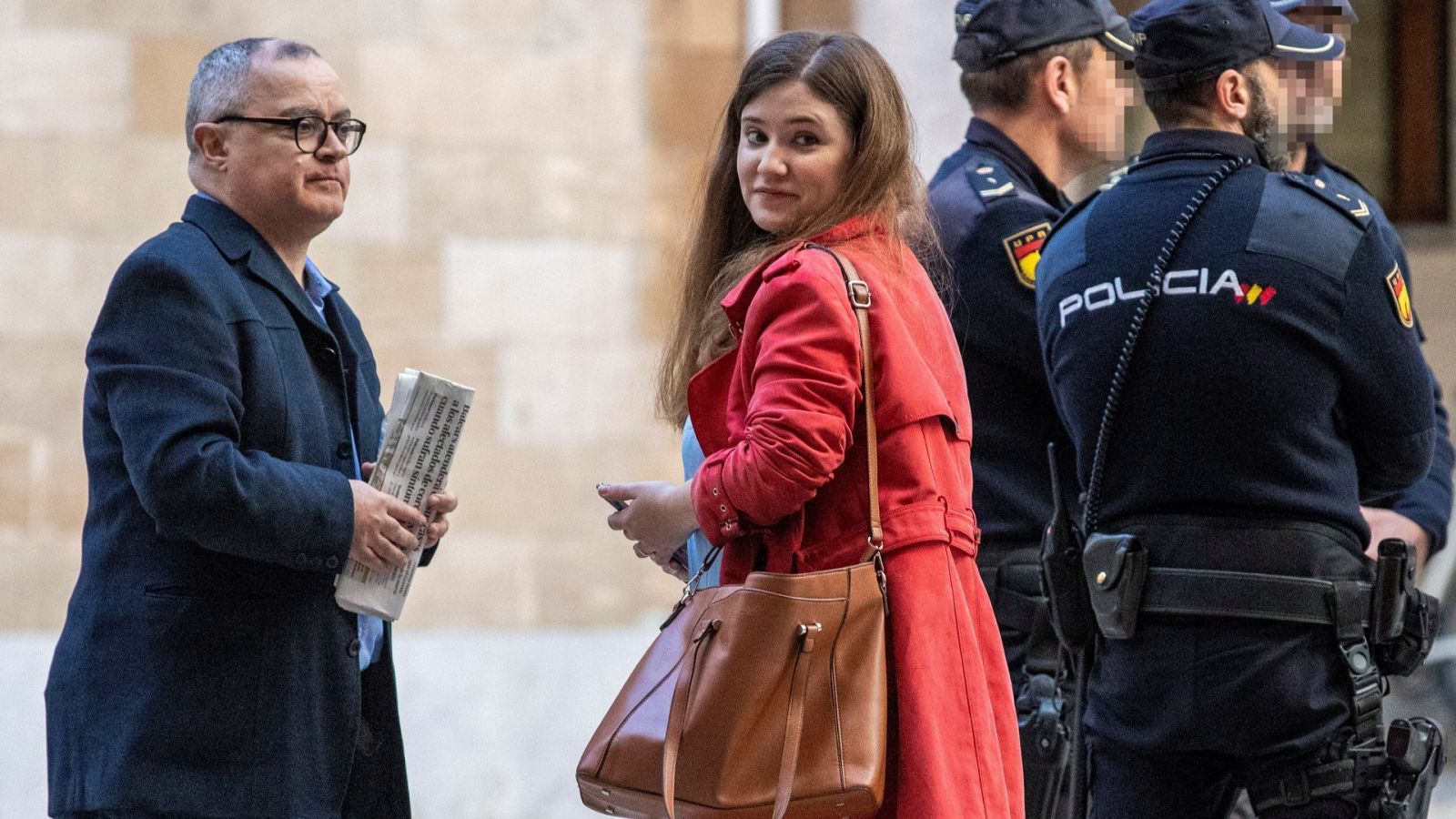 Los periodistas Francisco Mestre y Blanca Pou a su llegada a la Audiencia de Palma de Mallorca en 2020