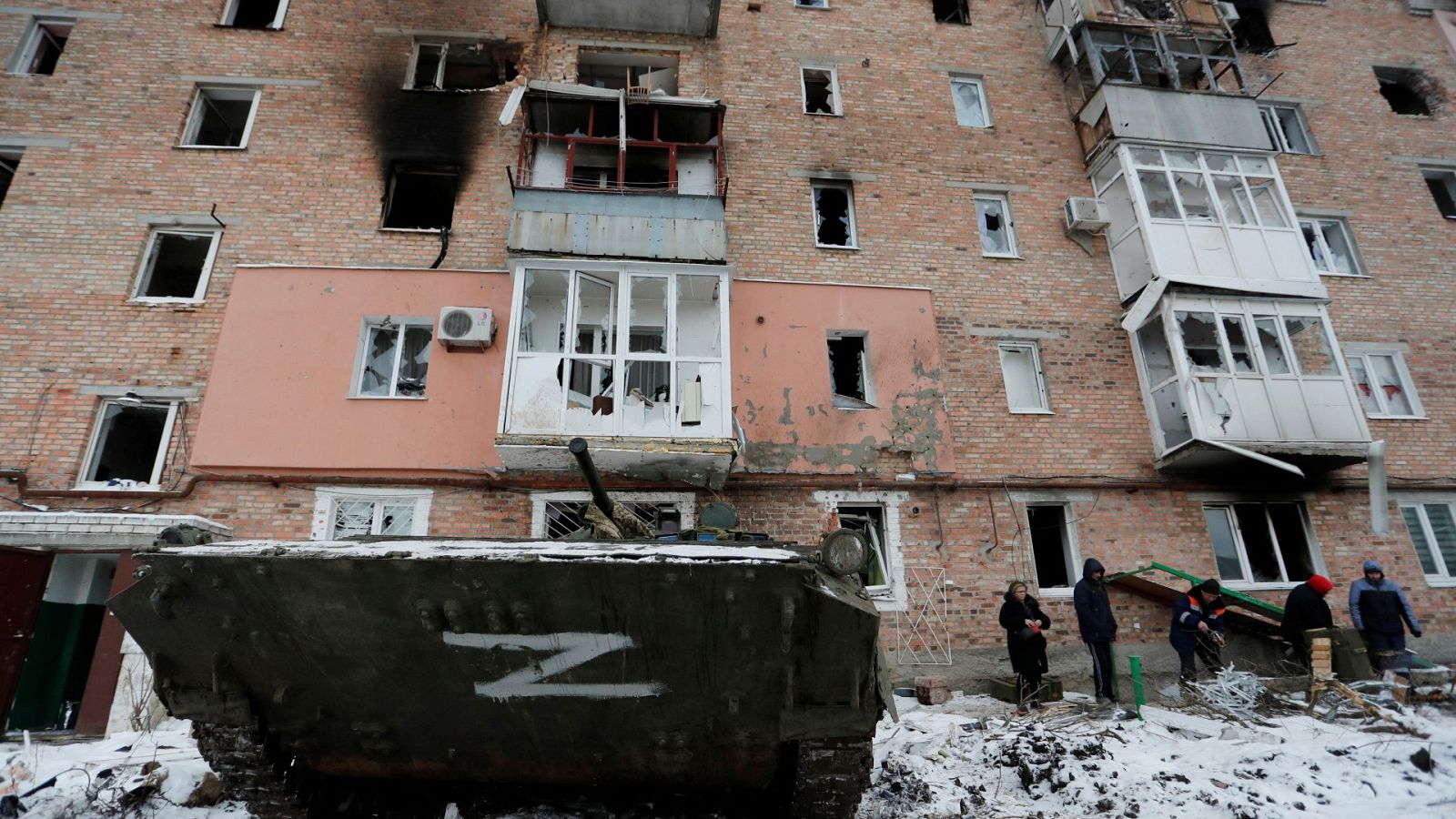 Imagen de un tanque ruso en un bloque de pisos destruido en Donetsk.