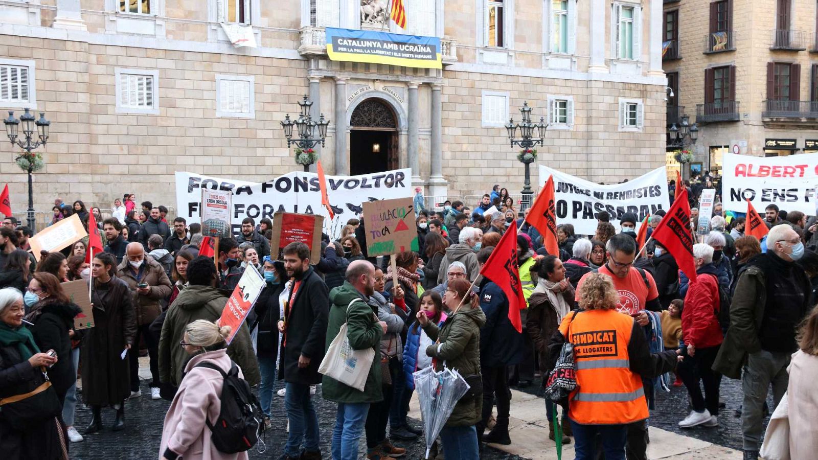 Desenes de persones es concentren a la plaça Sant Jaume en defensa de la llei que limitar els lloguers