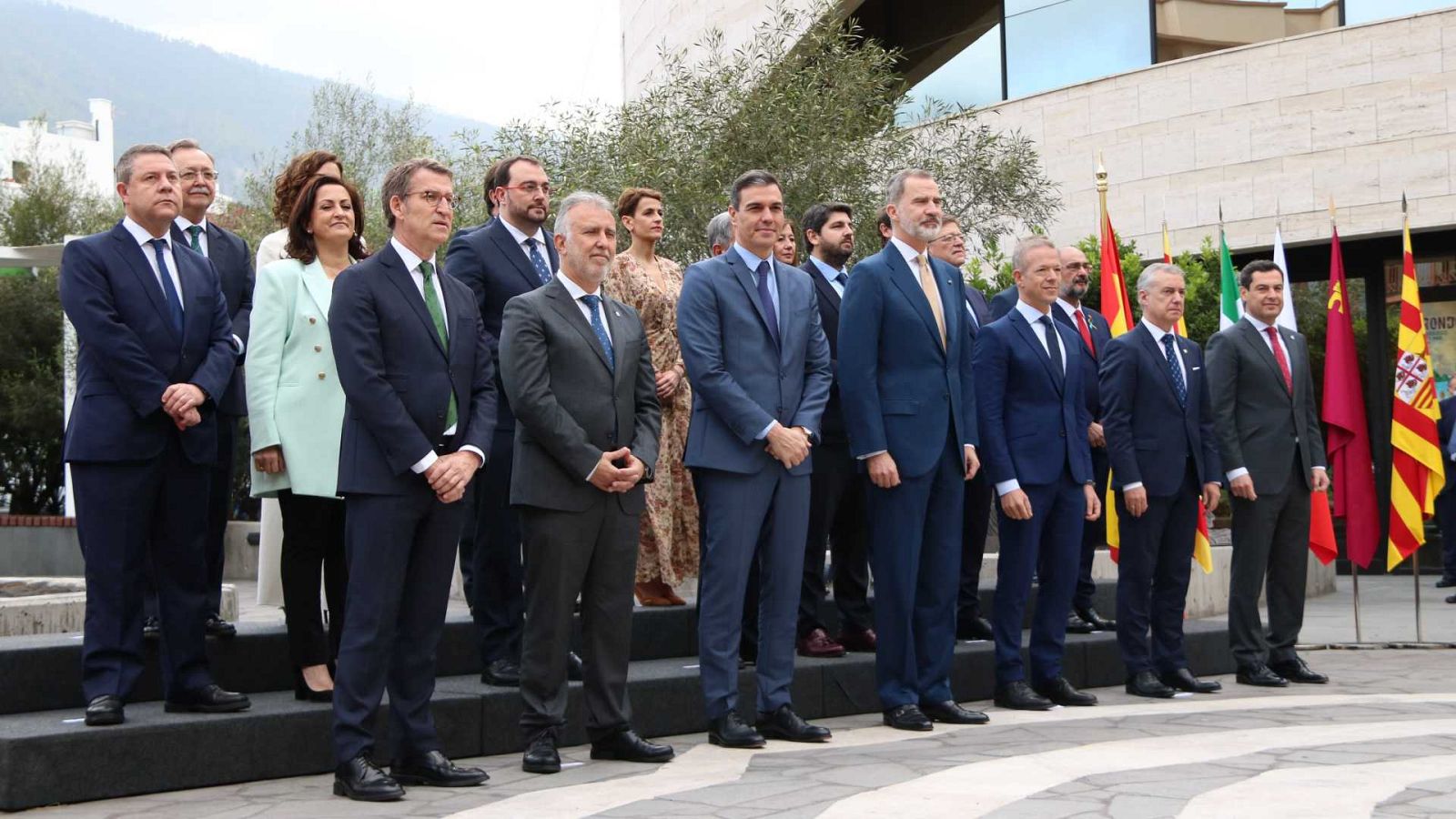 Foto de família dels presidents autonòmics amb el Rei i Pedro Sánchez, i amb l'única absència de Pere Aragonès