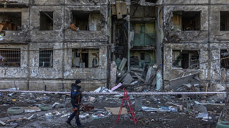 Ucrania confirma la evacuación de los primeros civiles de Mariúpol y acusa a Rusia de bloquear el envío de ayuda