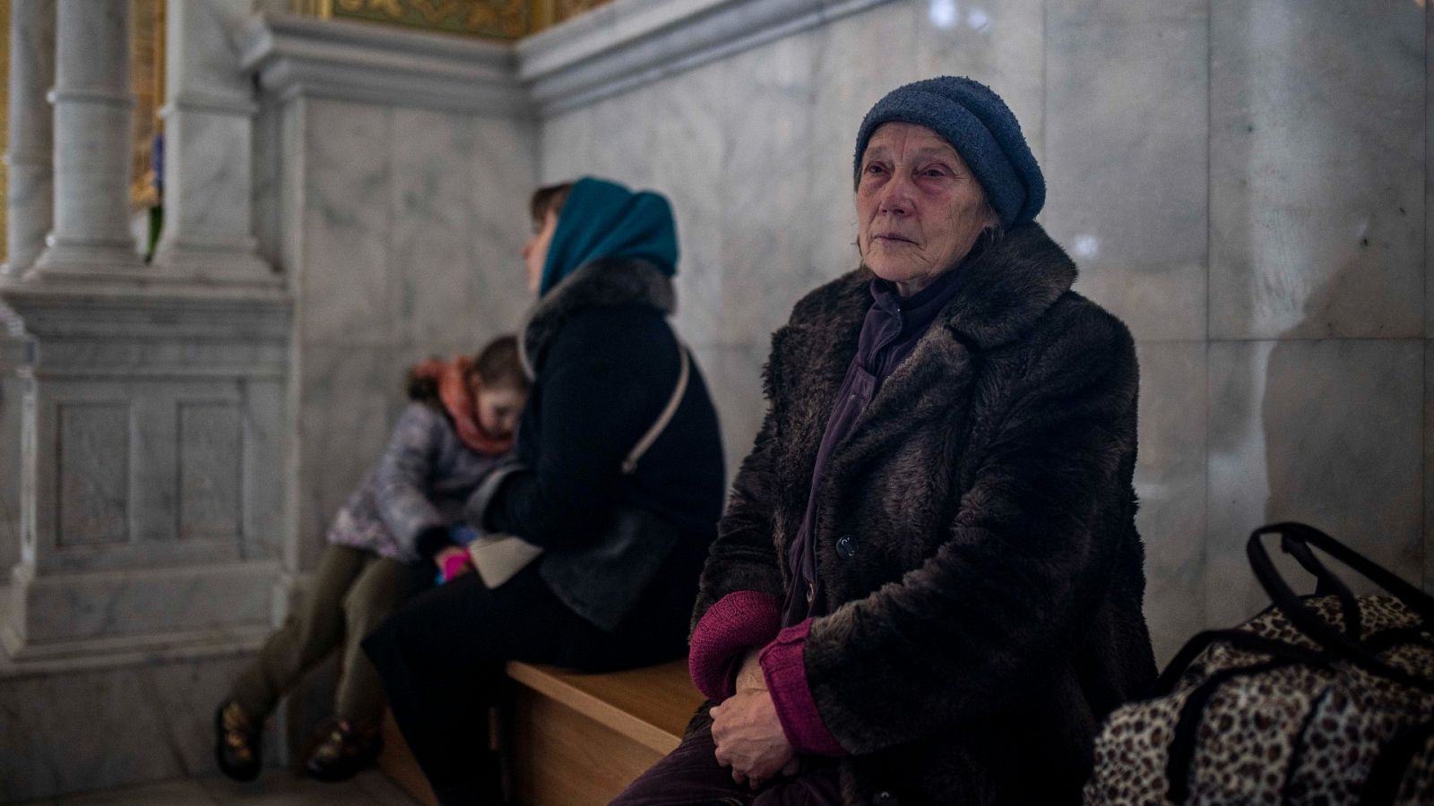 Svetlana escucha la liturgia junto a una familia en la iglesia ortodoxa de Odesa.