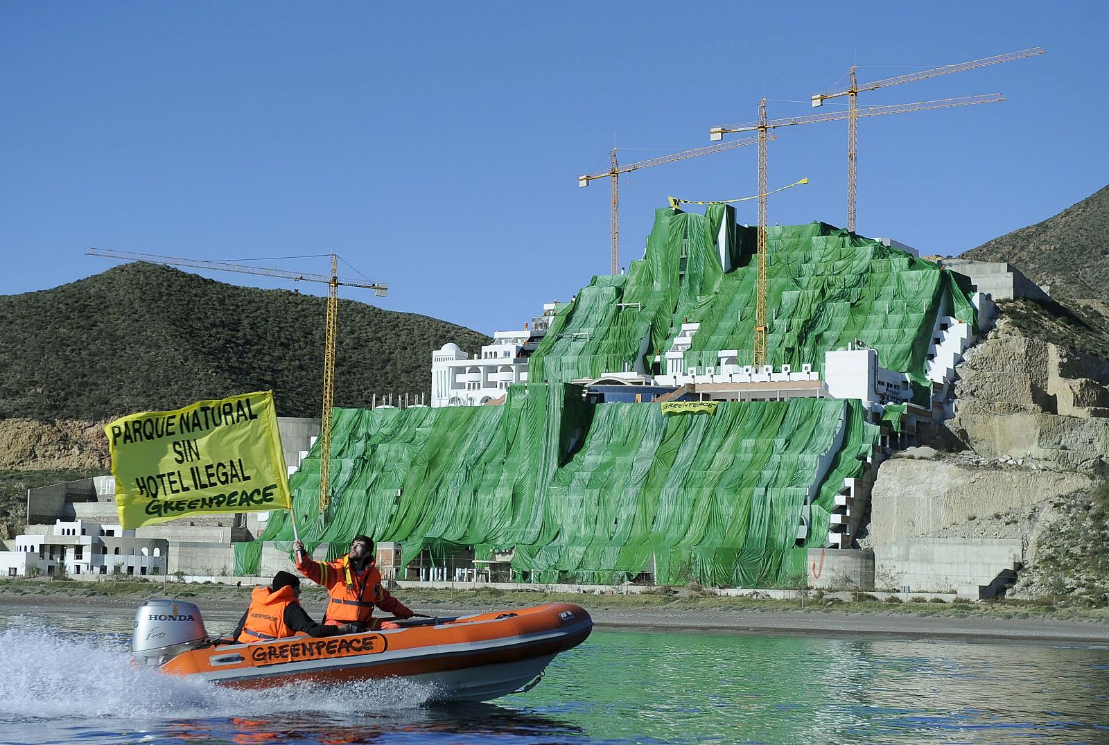 Activistas de Greenpeace cubren de verde El Algarrobico