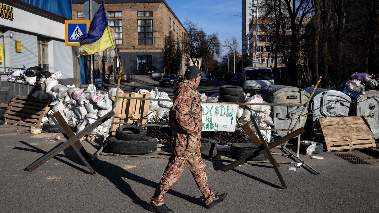 La bandera de Ucrania, cerca de un control militar en Kiev