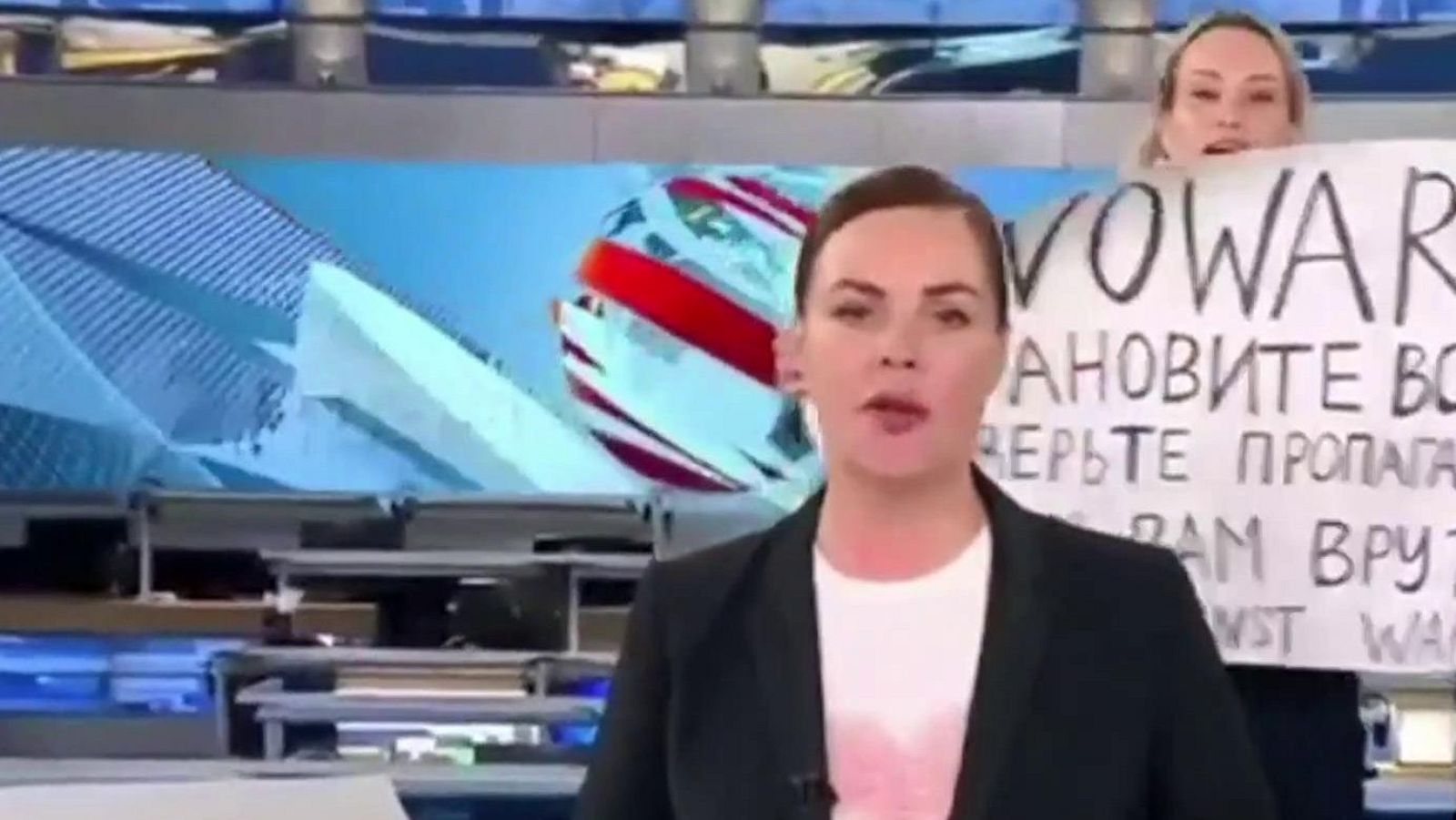 Una periodista interrumpe un informativo del Canal 1 de la televisión pública rusa con una pancarta contra la invasión de Ucrania.