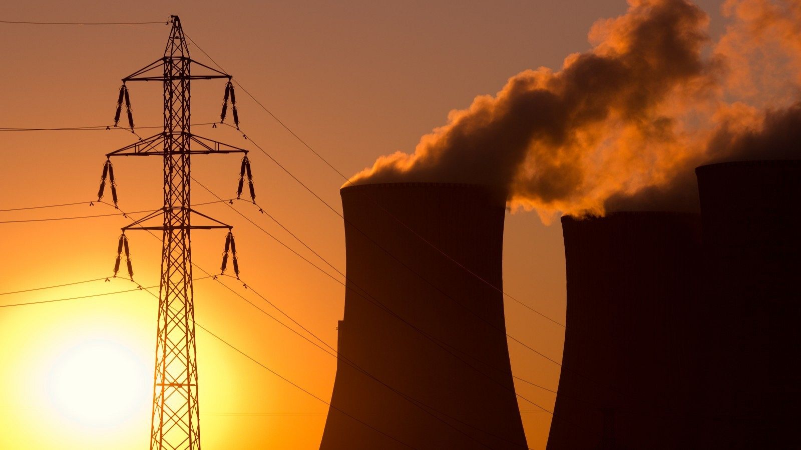 Una planta de energía nuclear detrás de torres de alta tensión, en una imagen de archivo