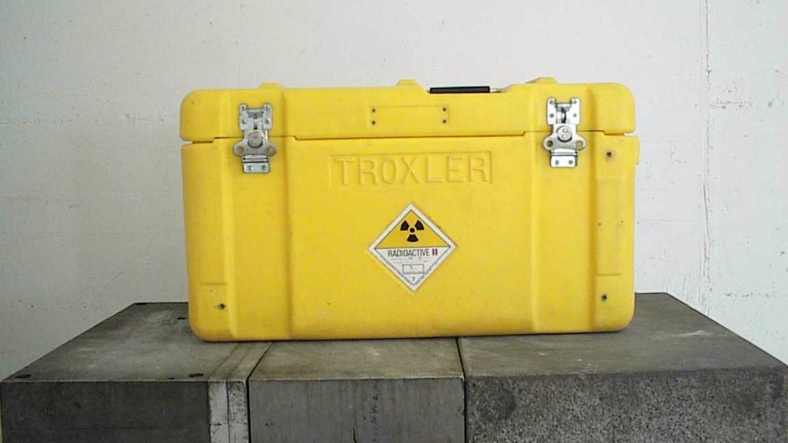 Equipo de medición que contiene fuentes radiactivas.