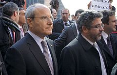 Cinco universitarios anti Bolonia se abalanzan sobre la comitiva de Montilla