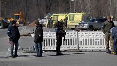 Los universitarios construyen barricadas en Kiev: "Hago este trabajo por mi país y por la gente"
