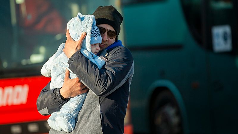 El éxodo de los refugiados ucranianos: Rumanía y Polonia reciben a los niños con peluches y un Papá Noel