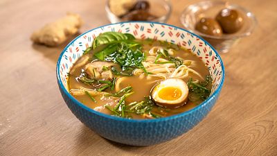 Aprende a hacer la sopa japonesa m�s famosa con esta receta de ramen de los Torres
