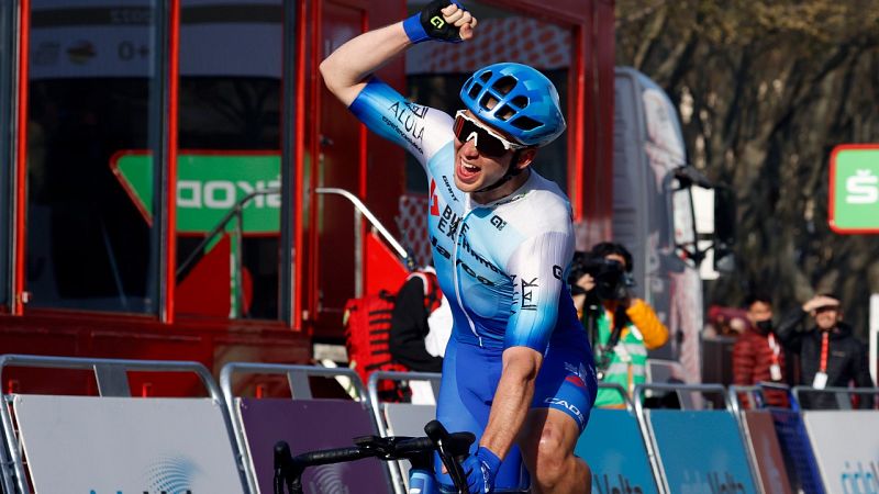 Kaden Groves mantiene en alto el festival del BikeExchange en la Volta