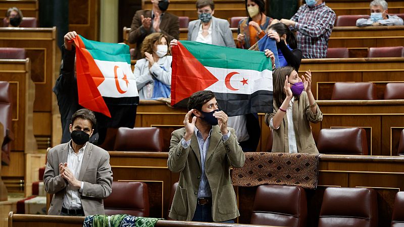Unidas Podemos exhibe la bandera del Sáhara en el Congreso entre aplausos de sus diputados en protesta al Gobierno