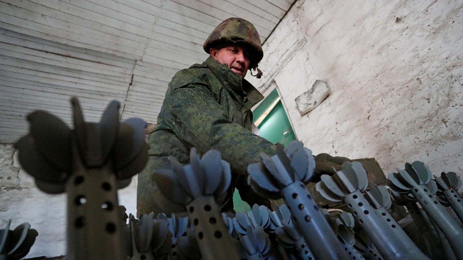 Un miembro del servicio de las tropas prorrusas