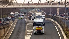 Fábricas a medio gas por falta de material en el décimo día del paro de transportistas