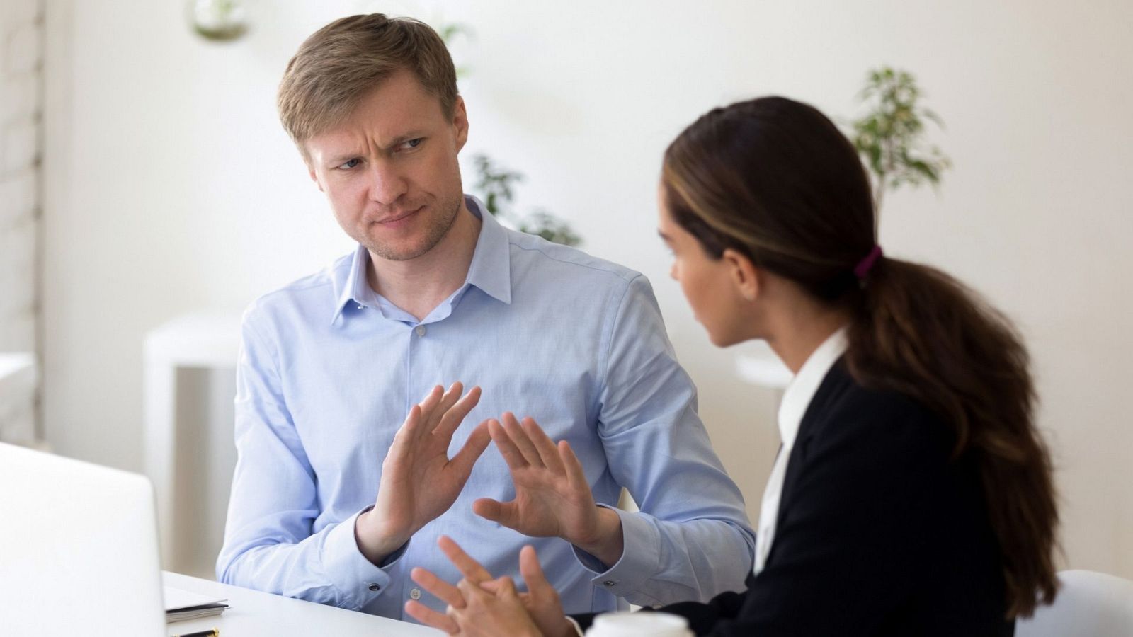 Estrella Montolío propone algunas técnicas para hablar con las personas que dicen a todo que no
