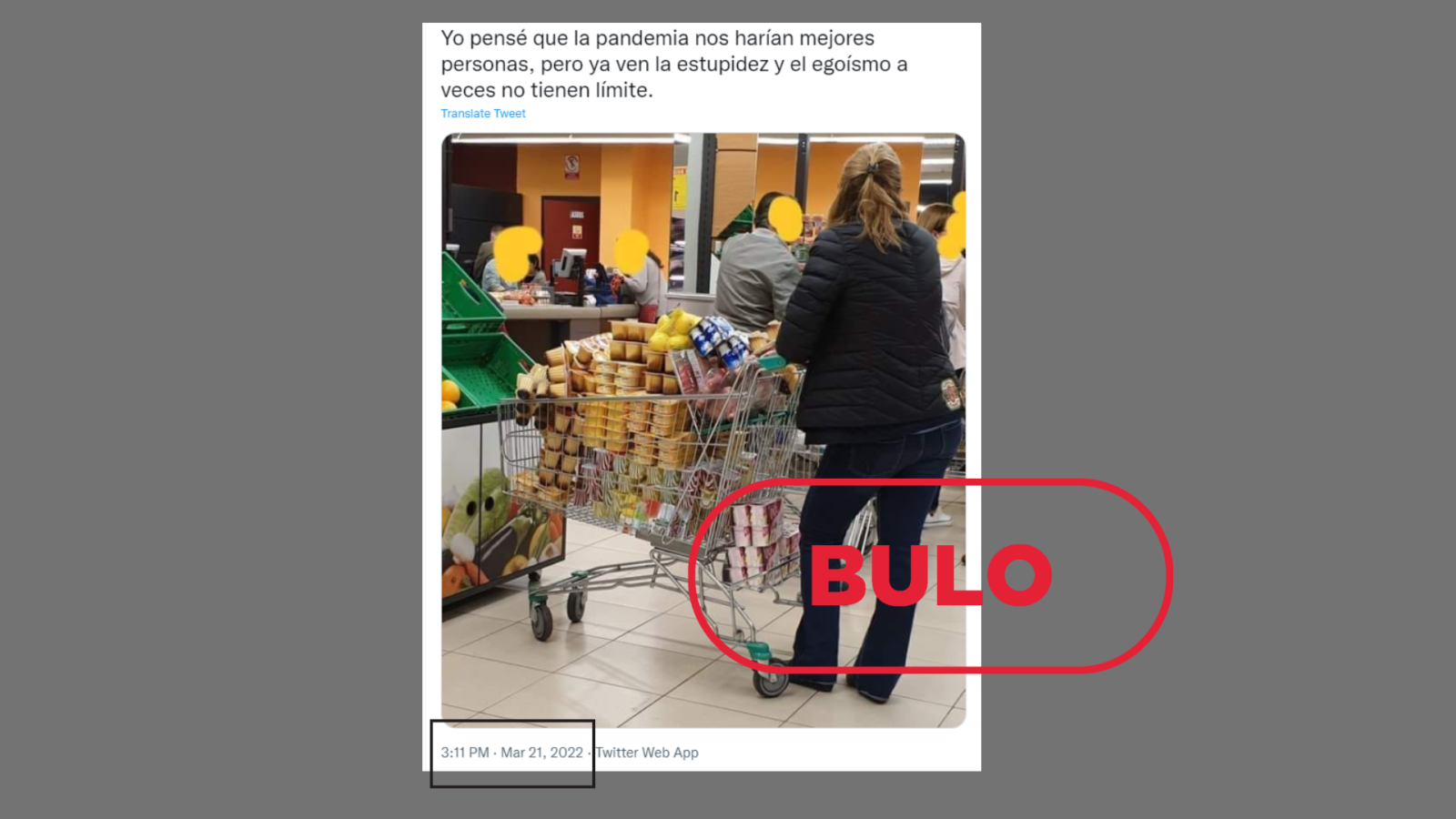 Imagen de una mujer con el carro de la compra lleno en un supermercado