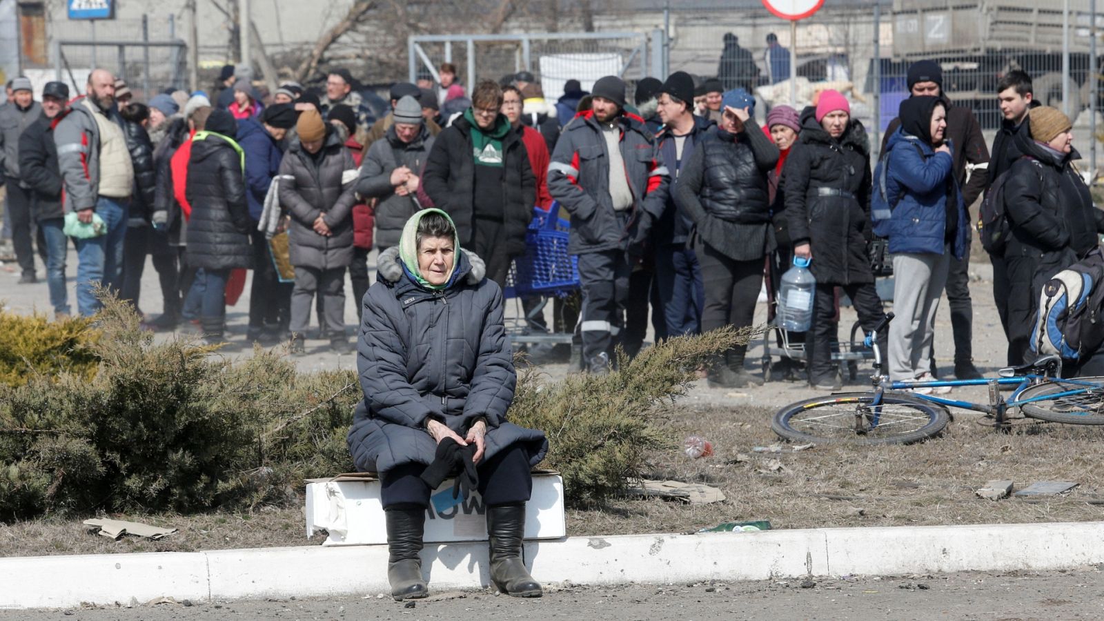 Colas para la distribución de ayuda humanitaria en Mariúpol, Ucrania.