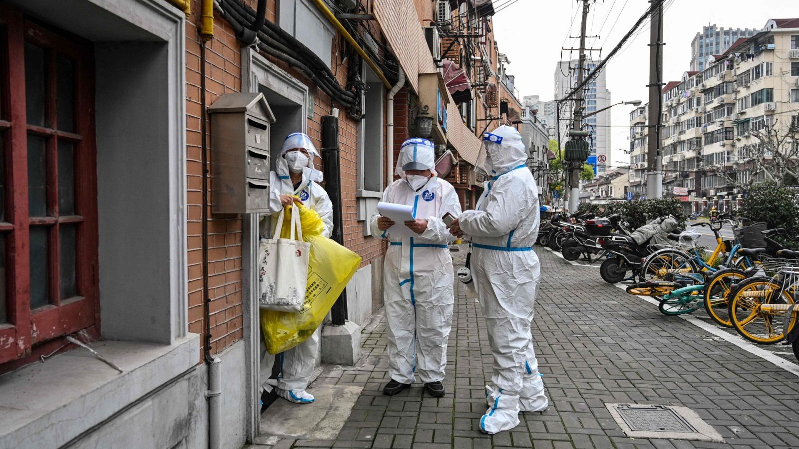 Trabajadores sanitarios en el distrito de Jing'an en Shanghái